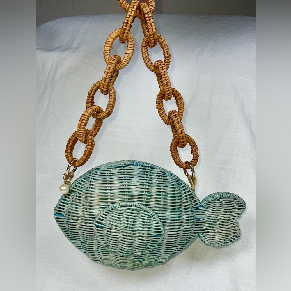 Rare Vineyard Vines Wicker Fish Bag with Gold Accents Pearl Charm
